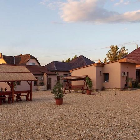 Ivanhoe Apartman Apartment Nyírbátor Bagian luar foto