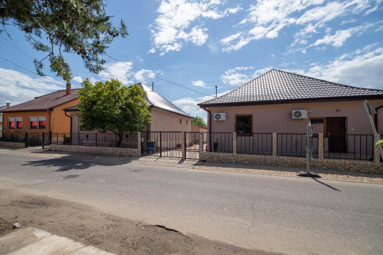 Ivanhoe Apartman Apartment Nyírbátor Bagian luar foto