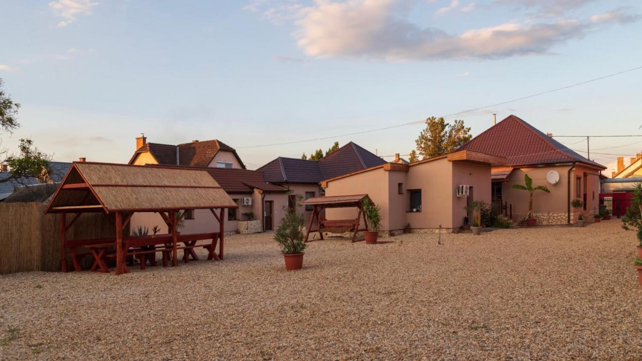 Ivanhoe Apartman Apartment Nyírbátor Bagian luar foto